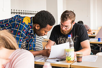Tutor hilft einem Studenten © HTW Berlin/Nikolas Fahlbusch Tutor hilft einem Studenten