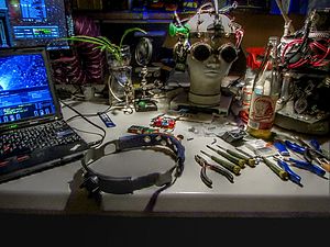 Bild: Dr. MeTaMiNd robolab hackerspace Berlin, CC BY-SA 2.0, MeTaMiNd eVoLuTioN, 2014